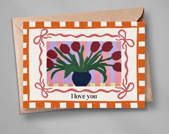Op de afbeelding: Wenskaart met een bloemenillustratie. De kaart toont een vaas met rode tulpen met groene bladeren, tegen een gestreepte achtergrond. De kaart is omlijst met een oranje en witte rand en heeft de tekst "I love you".