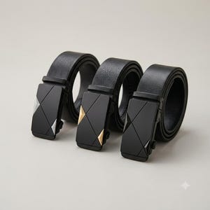 Op de afbeelding: Drie zwarte riemen opgerold en op een rij geplaatst. Elke riem heeft een rechthoekige gesp met een matzwarte afwerking, geaccentueerd door geometrische lijnen en kleine driehoekige metalen inlays in respectievelijk zilver, goud en zwart.