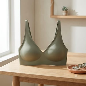 Può includere: Un bralette senza ferretto color verde salvia con scollo a V profondo, coppe modellate e spalline sottili regolabili. Il capo presenta una struttura liscia e senza cuciture con un'ampia fascia sottoseno per un aspetto pulito e uniforme.