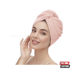 Pode incluir: Uma toalha de cabelo rosa claro feita de um material macio e texturizado. A toalha é enrolada em volta da cabeça, projetada para absorver água após a lavagem. As palavras "Hair towel" são visíveis na imagem.
