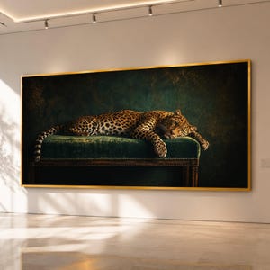 Puede incluir: Una gran pieza de arte mural rectangular que muestra a un leopardo descansando sobre un banco de terciopelo verde oscuro. El leopardo tiene un pelaje moteado y está tumbado con la cabeza apoyada en sus patas delanteras. Marco dorado fino.