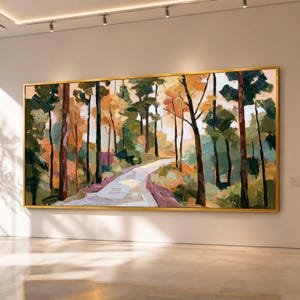 Può includere: Un grande dipinto paesaggistico rettangolare in una cornice dorata che raffigura una scena boschiva impressionista con un sentiero tortuoso. L'opera utilizza pennellate spesse nei toni dell'arancione, giallo, verde scuro e marrone.