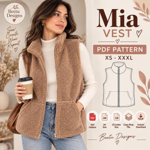 Puede incluir: Un chaleco de forro polar beige, texturizado y sin mangas, con cuello alto y cremallera frontal completa. La imagen incluye el texto Mia VEST, PDF PATTERN, XS - XXXL y Beetu Designs, junto con un dibujo técnico de líneas del diseño.