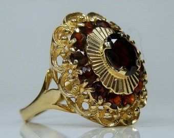 18k Yellow Gold & Garnet Ring, Size 6. Halo Setting