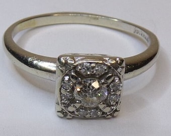Anillo de compromiso de oro blanco de 14 k con diamantes. Talla 9 3/4. de Gothic. 9 piedras preciosas