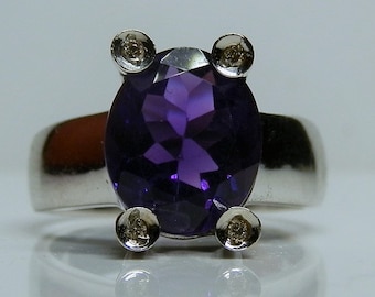 Anillo de amatista morada, diamante y oro blanco de 18 k, talla 7 1/2.