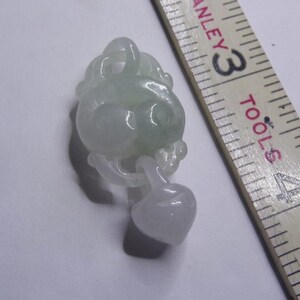 Peut inclure: Un pendentif en jade vert clair sculpt&eacute; en forme de n&oelig;ud avec un pendentif en forme de c&oelig;ur suspendu.