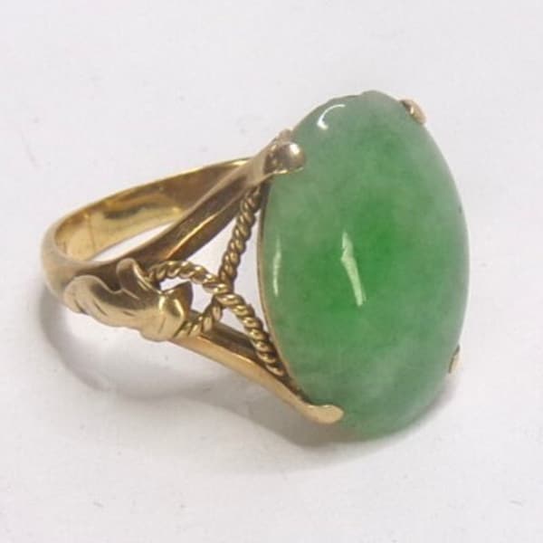 Green Jadeite & 14k gold Solitaire Ring. Size 5 1/2. Tiny end abrasion.