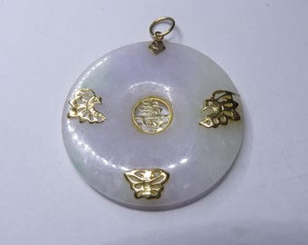 Colgante de Jade Lavanda y Oro 14k para Collar, diseño Bi con Mariposas. 33 mm