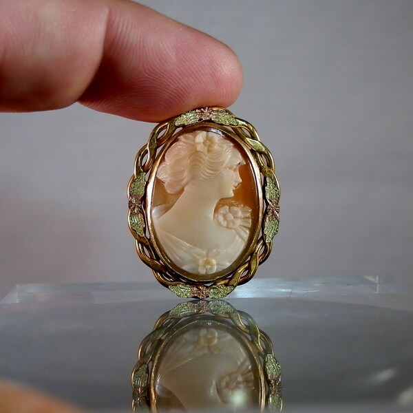 Vintage 1940s Gold Filled Authentic Shell Carved Cameo Brooch/Pendant.