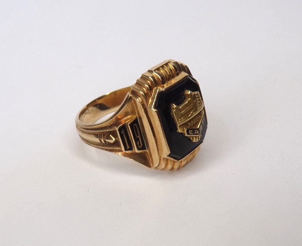 Vintage 1950 Class Ring in 10k Gold With Bird and Leaves