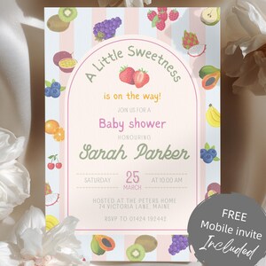 Puede incluir: Invitación a baby shower con un fondo a rayas rosas y blancas, adornada con ilustraciones de frutas. La invitación presenta texto que anuncia un baby shower para Sarah Parker, con fecha del 25 de marzo.