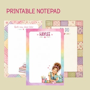 Op de afbeelding: Drie rechthoekige, printbare notitieblokken met quilt-geïnspireerde randen en illustraties. Eén blok toont de tekst Quilt now, clean later, een ander de naam Haylee met een naaimachine-illustratie en het derde blok zegt TO DO.