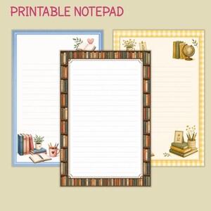 Puede incluir: Tres hojas de bloc de notas imprimibles con líneas horizontales. La hoja central presenta un borde de libros apilados. La hoja izquierda tiene un borde azul con libros y una taza. La derecha tiene un borde de cuadros vichy amarillos.