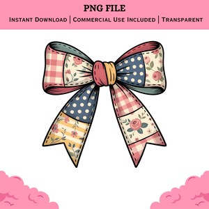 Op de afbeelding: Illustratie van een decoratieve strik met een patchwork-ontwerp. De strik heeft roze ruitjes, blauwe stippen en bloempatronen. De tekst "PNG FILE" staat bovenaan.