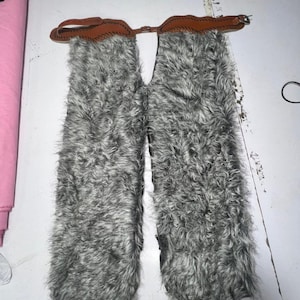 Pelzchaps | Luxus Schneewittchen Angora Shotgun Chaps mit punzierter Passe, Nieten Taille & Designer Western Details