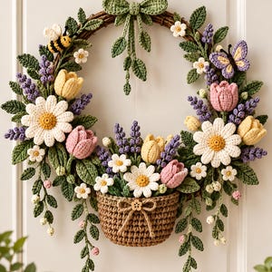 Könnte beinhalten: Ein runder Kranz mit gehäkelten Blumen, darunter weiße Gänseblümchen, rosa und gelbe Tulpen sowie violette Lavendelzweige. Unten befindet sich ein kleiner brauner Häkelkorb, verziert mit einer Biene, einem Schmetterling und einer grünen Häkelschleife.