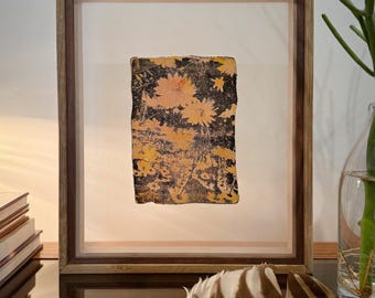 Marco personalizado de arce y nogal, estampado floral en gel sobre velo transparente.