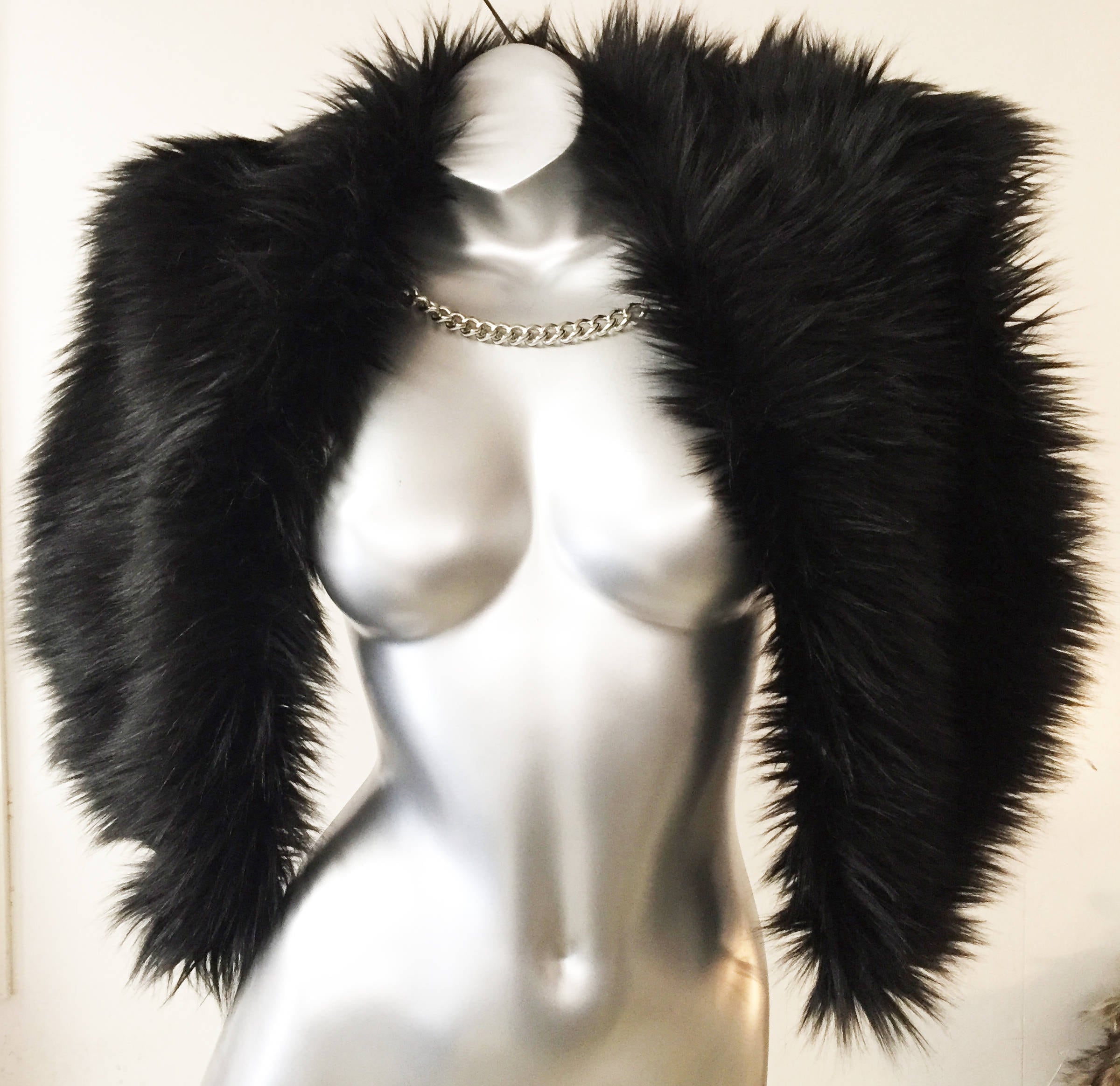 Panthère noire - Cape en fausse fourrure super pelucheuse - avec chaîne de fermeture amovible