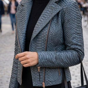 Chaqueta de mujer auténtica Dragon gris pitón: moda formal e informal con estampado de piel de serpiente.