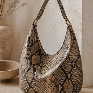 Bolso hobo grande de piel de pitón beige: bolso de hombro de lujo con estampado de piel de serpiente.