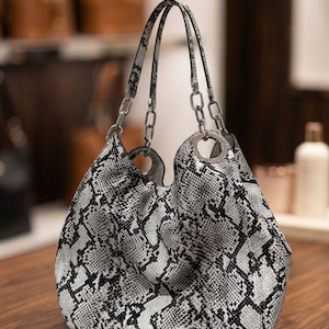 Peut inclure: Panneau en bois rustique avec l'inscription "Welcome to our home" en lettres blanches. Le panneau présente une finition vieillie et un design simple et accueillant, idéal pour la décoration de la porte d'entrée.