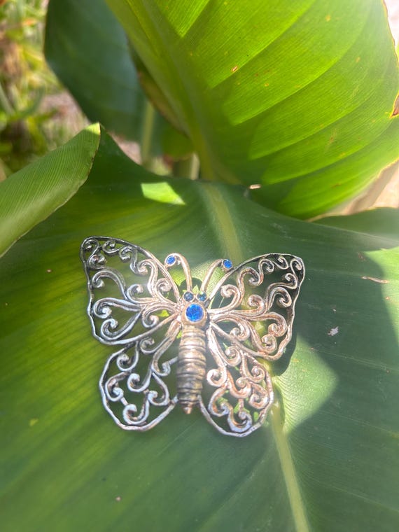 Broche papillon métal argenté – Cristal Swarovski bleu – Signée René Gouin (Vintage Rare)