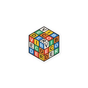 Può includere: Un adesivo a forma di cubo con facce colorate in rosso, blu, verde, arancione e giallo. Ogni faccia è divisa in una griglia di nove quadrati, ognuno contenente una lettera. Le lettere formano la parola VIBECODER sulle facce del cubo.