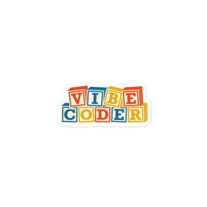 Może przedstawiać: Wykrawana naklejka z napisem VIBE CODER ułożonym z kolorowych klocków. Litery V, I, B, E, C, O, D, E, R są nadrukowane pogrubioną czcionką szeryfową na czerwonych, niebieskich i żółtych sześcianach ułożonych w dwóch rzędach na białym tle.