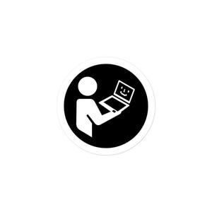 Può includere: Un adesivo circolare con sfondo nero e una grafica bianca che raffigura una figura stilizzata che tiene in mano un computer portatile aperto. Lo schermo del portatile mostra una semplice icona di una faccina sorridente pixelata.