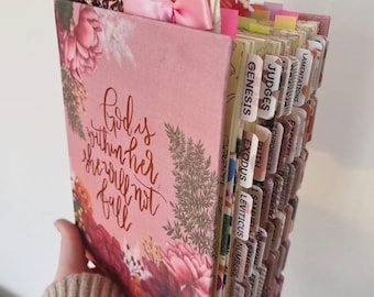 Biblia precargada NVI / Dios está en ella con pestañas / Notas manuscritas, regalo cristiano