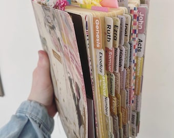 Biblia precargada con pestañas y notas manuscritas, regalo cristiano