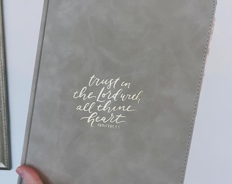 Biblia KJV precargada para tomar notas / Letra grande, vegana. Confía en el Señor. Proverbios 3:5