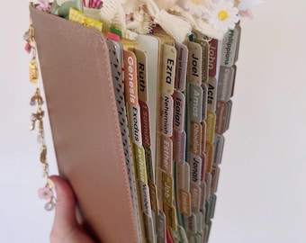 Biblia precargada "Ella lee la verdad" con pestañas y notas manuscritas, regalo cristiano.