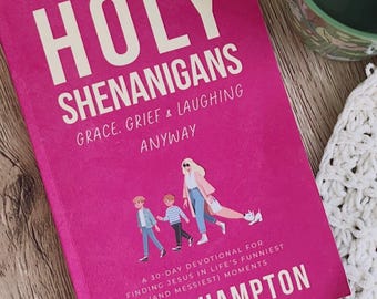 Libro devocional "Santas Travesuras", devocional cristiano de 30 días para mujeres, fe y humor, regalo para el estudio bíblico, libro de reflexión bíblica con el que te puedes identificar.