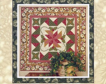 Thimbleberries di Lynette Jensen - House and Garden Raspberry Swirl - 4° quarto (mostrato) Quadrato da 60" 2006 NUOVO MODELLO Elenco completo dei materiali