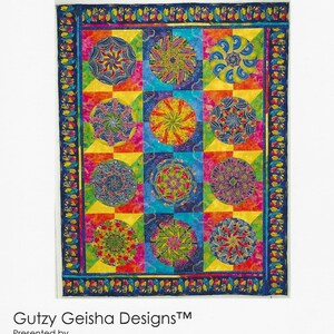 Op de afbeelding: Een quiltpatroon getiteld 20,000 Leagues van Gutzy Geisha Designs. De quilt bevat een raster van twaalf cirkelvormige, caleidoscopische, veelkleurige stoffen blokken tegen een levendige achtergrond van gele, blauwe en oranje geometrische vormen.