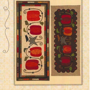 Può includere: Una copertina di cartamodello intitolata Black Bird's Pumpkin Patch di Waltzing With Bears, che presenta due disegni di runner da tavola rettangolari con zucche rosse e arancioni applicate, viti verdi e stelle scure su sfondi in tessuto color crema e marrone scuro.