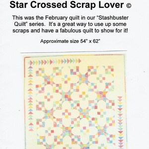 Peut inclure: Un patron de courtepointe intitulé Star Crossed Scrap Lover par Fabric-Etc, avec un fond jaune clair, un motif géométrique répétitif en couleurs pastel variées et une bordure de petits triangles. Le texte indique une taille de 54" x 62".