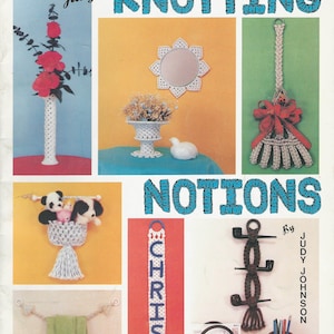 Puede incluir: Un folleto de instrucciones de artesanía vintage titulado "Judy's Knotting Notions". La portada presenta varios proyectos de macramé, incluyendo un jarrón con flores, un espejo de sol, una escoba, una cesta colgante con animales de peluche y un colgante de pared con el nombre "CHRIS".