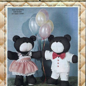 Puede incluir: Un patrón de costura para un oso de peluche Calico y un guardarropa. La imagen muestra dos osos de peluche, uno con un vestido y el otro con un traje, sosteniendo globos. El patrón incluye un oso de 48 cm y seis atuendos.
