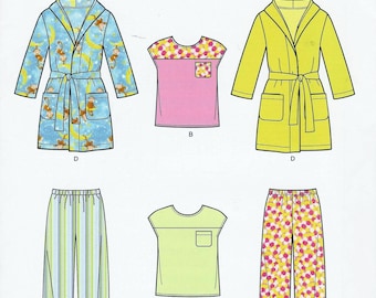 ¡Nuevo look para niños! Patrón A6405 en tallas infantiles 1/2-4 para niños y niñas. Pijamas y batas muy básicas e informales. Patrón sencillo. ¡En perfecto estado!