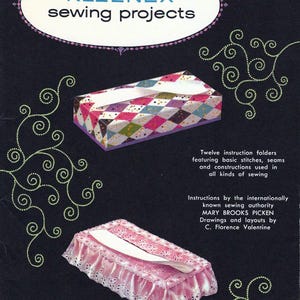 Puede incluir: Anuncio vintage de proyectos de costura Kleenex. La imagen presenta dos cubiertas de cajas de pañuelos de papel, una con un patrón geométrico colorido y la otra en rosa con ribete de encaje. El texto dice "Kleenex sewing projects" y detalles sobre las instrucciones.