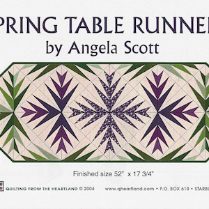 Può includere: Un modello per un runner da tavola Spring Table Runner di Angela Scott, con un design geometrico in segmenti di tessuto viola, verde e crema. Il testo recita SPRING TABLE RUNNER by Angela Scott e Finished size 52" x 17 3/4".