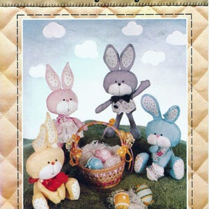 Może przedstawiać: Wzór rzemieślniczy w stylu vintage zatytułowany "Sunday Bunny" przedstawiający kilka pluszowych figurek króliczków w pastelowych kolorach, kosz z pisankami i tekst "Patch Press".