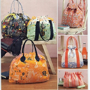 Puede incluir: Patrón de costura Simplicity con varios diseños de bolsos. Los bolsos incluyen estilos con cordón, una mochila y bolsos de mano. Los bolsos están hechos de telas coloridas con estampados florales y geométricos. El patrón está diseñado e impreso en los EE. UU.