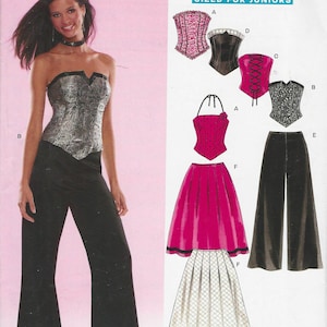 Puede incluir: Un patrón de costura New Look con un top sin tirantes y pantalones de pierna ancha. El patrón incluye varios diseños de corsés y una falda. El texto "COOL SIZED FOR JUNIORS" es visible.