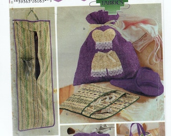 Telas Simplicity Quilters Only, patrón sin cortar 5822 de Elaine Heigl Designs - Patrón extragrande para accesorios personales y pantuflas en 3 tamaños.