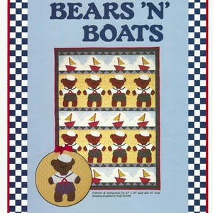 Puede incluir: Un patrón de edredón titulado "Bears 'N' Boats" con un patrón repetido de osos de peluche con trajes de marinero y veleros. El edredón tiene un fondo azul con un borde a cuadros azul marino y blanco y un borde interior rojo. También se incluye una imagen circular de un oso de peluche con un traje de marinero.
