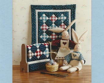 Kaninkärlek - Mönster 206 av Kitty Korner Designs - Möt Herbert och Millie - Kaninmönster, deras kläder och 25 cm miniatyrquilt - NYTT